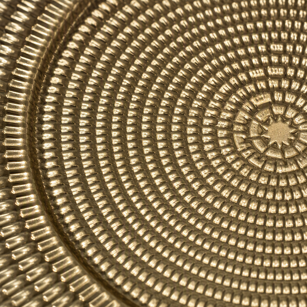 Golden woven texture plates are fashionable and creative home decoration tableware and table items. They are essential for restaurants Application Scenario