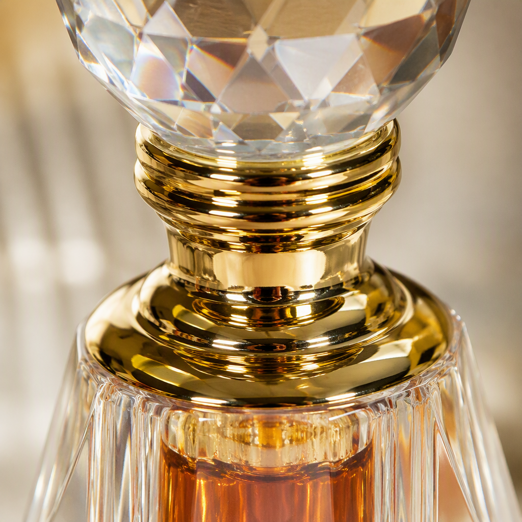 Crystal spherical bottle stopper, golden bottle cap, transparent carved floral fragrance water bottle, elegant, fashionable and long-lasting fragrance container Application Scenario