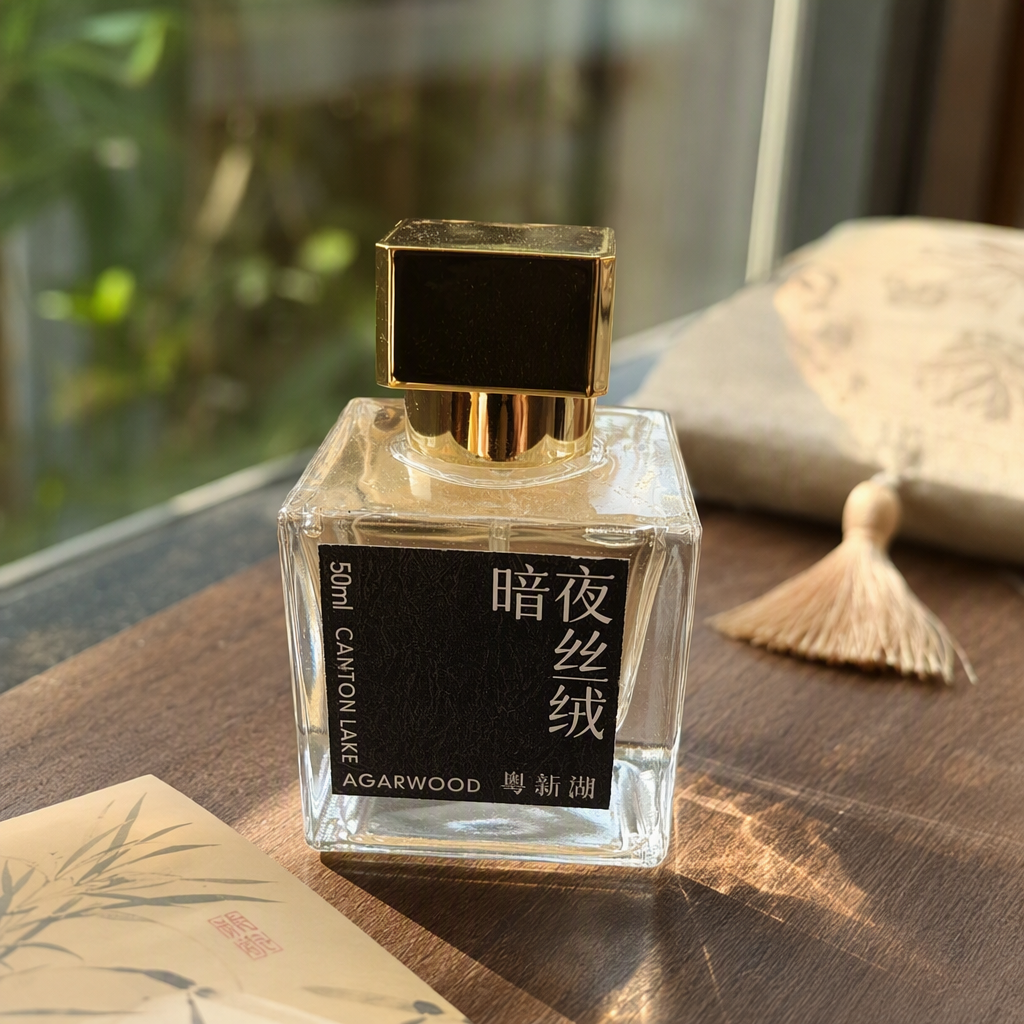 The golden cap transparent square perfume bottle is a fashionable, simple, high-end, exquisite and long-lasting fragrance container details Picture