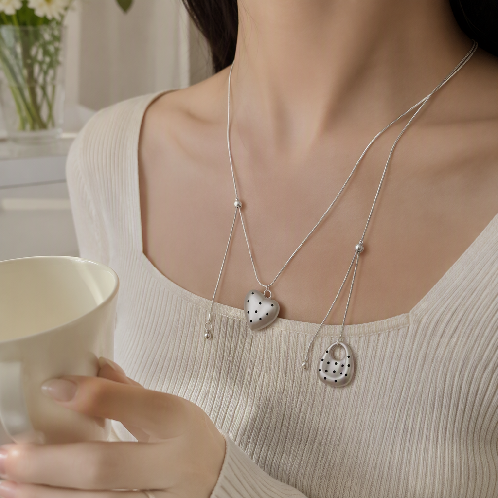 The silver snake bone chain necklace and heart-shaped water drop pendant are fashionable and versatile women's accessories. They are elegant, simple and trendy as gifts details Picture
