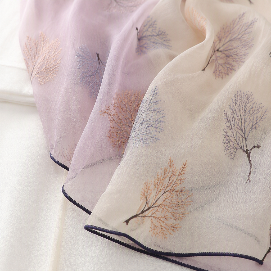 The pink leaf-patterned silk scarf is soft, light and versatile. It is a new spring and summer fashion accessory for women Application Scenario
