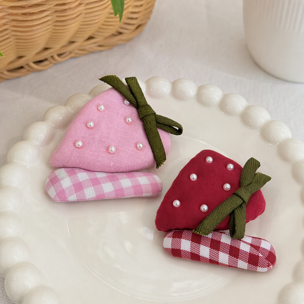 Cute pink strawberry-shaped hair clips, pink and white checkered clips, sweet hair accessories, hairstyle decoration, children's hair clips, hair clip accessories details Picture
