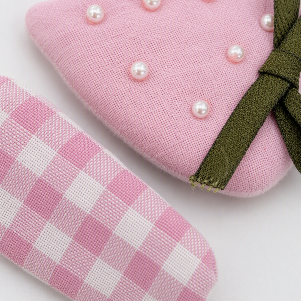Cute pink strawberry-shaped hair clips, pink and white checkered clips, sweet hair accessories, hairstyle decoration, children's hair clips, hair clip accessories Application Scenario