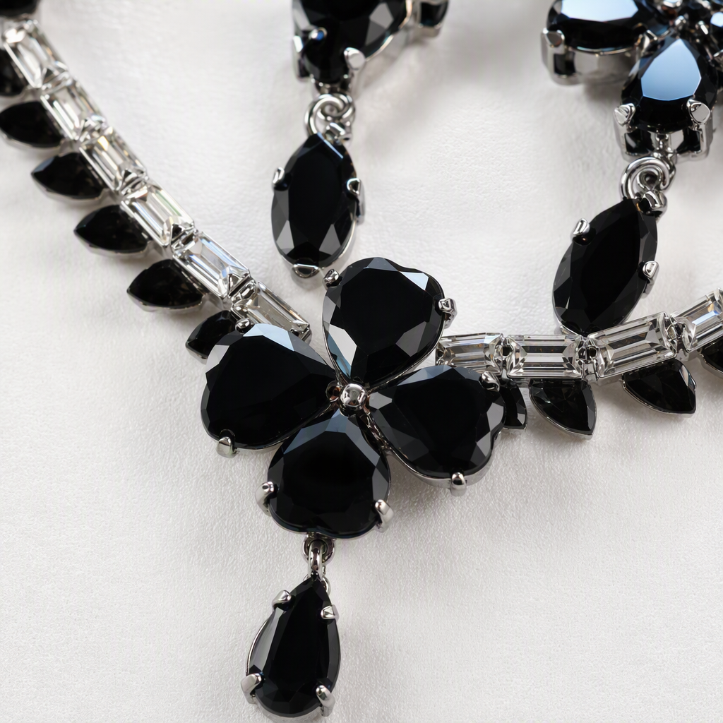 Black flower-shaped necklace and earring set: simple, fashionable, versatile and trendy accessory gift Application Scenario