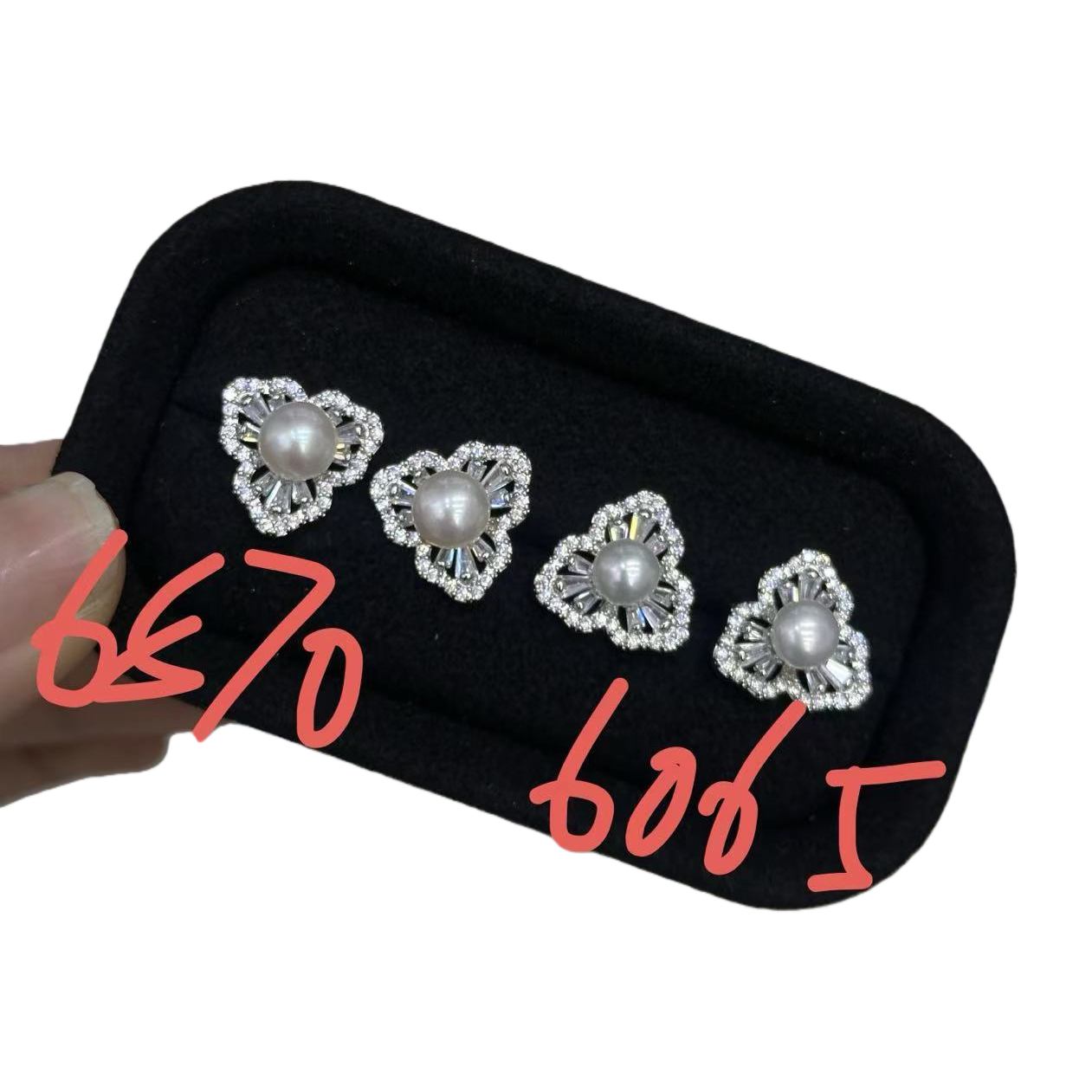 Black velvet tray, four pearl and diamond-encrusted ear studs, simple and elegant earrings accessory gift box Item Picture