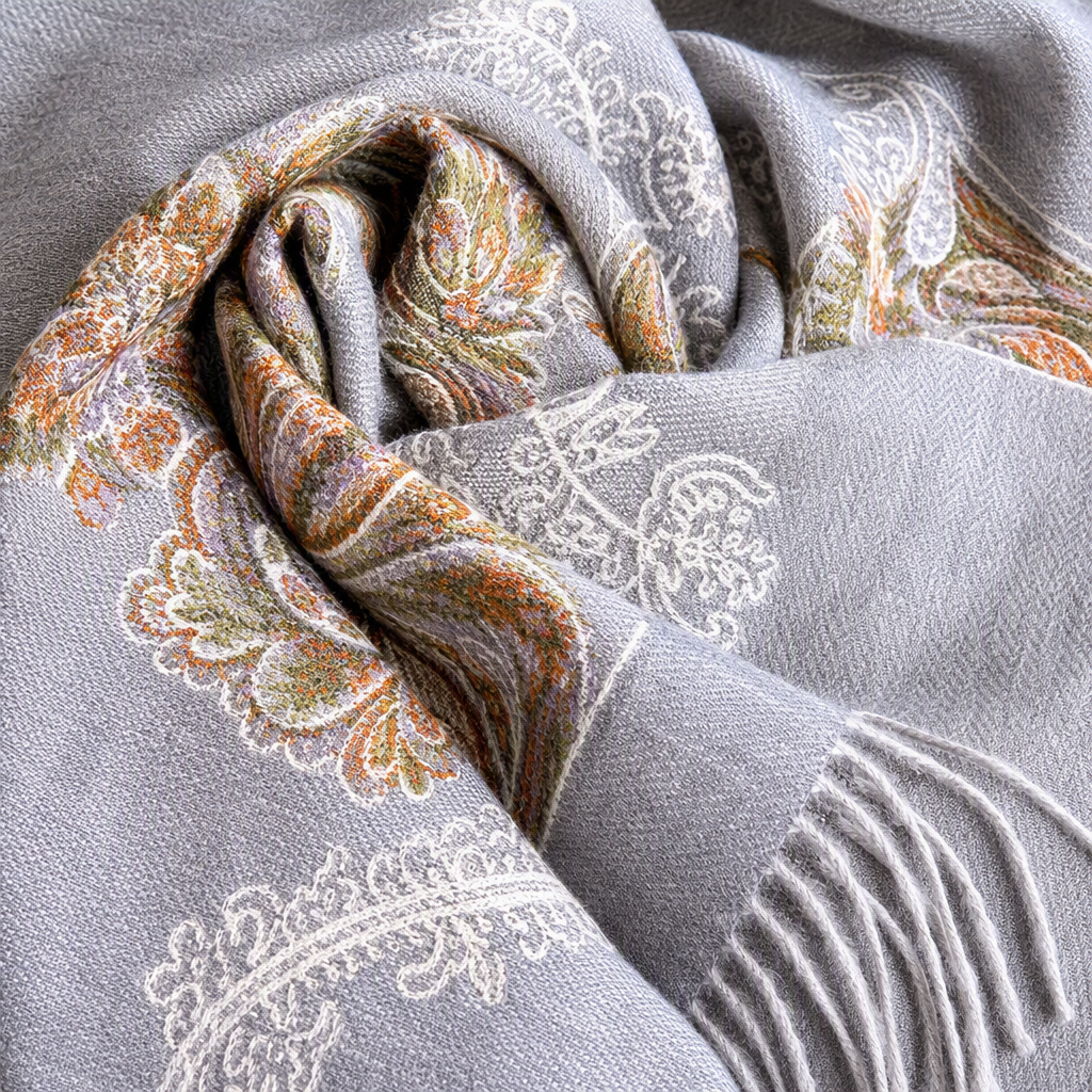 The grey Paisley patterned tassel shawl is a versatile, fashionable and warm women's scarf for autumn and winter, a trendy new Korean version Application Scenario