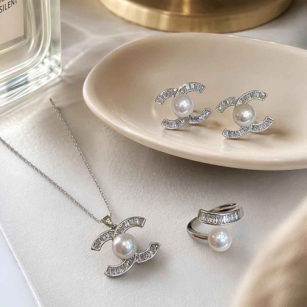 The silver CC logo pearl jewelry set is a fashionable, elegant and versatile gift for ladies details Picture
