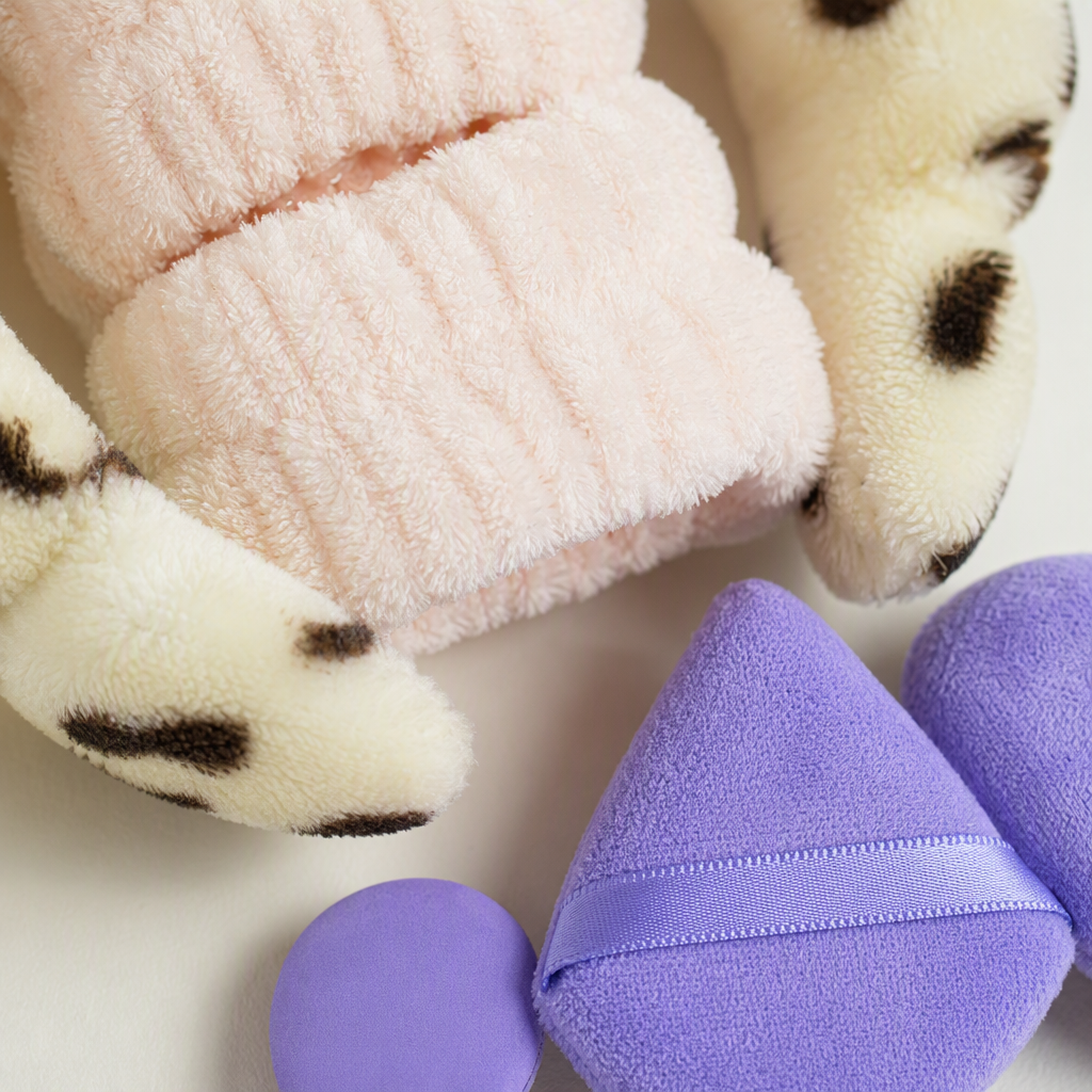Pink cat packaging bag, leopard print hair band, pink and purple cotton pad set, cute hand-held portable beauty product gift box Application Scenario