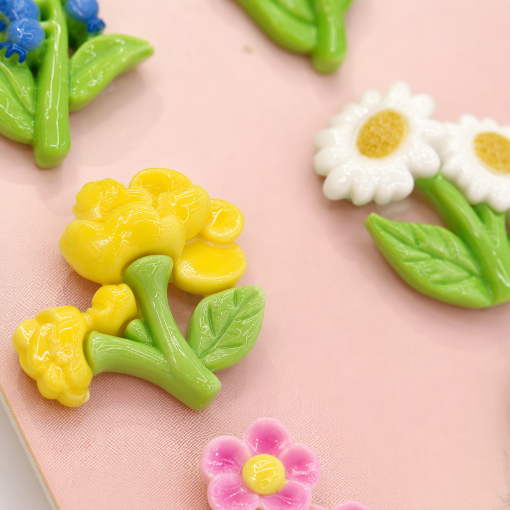 Six colorful flower brooches, pink card, blueberry pollen, tulip, yellow flower, white Daisy, pink small flower, purple wind chime flower accessory gifts Application Scenario