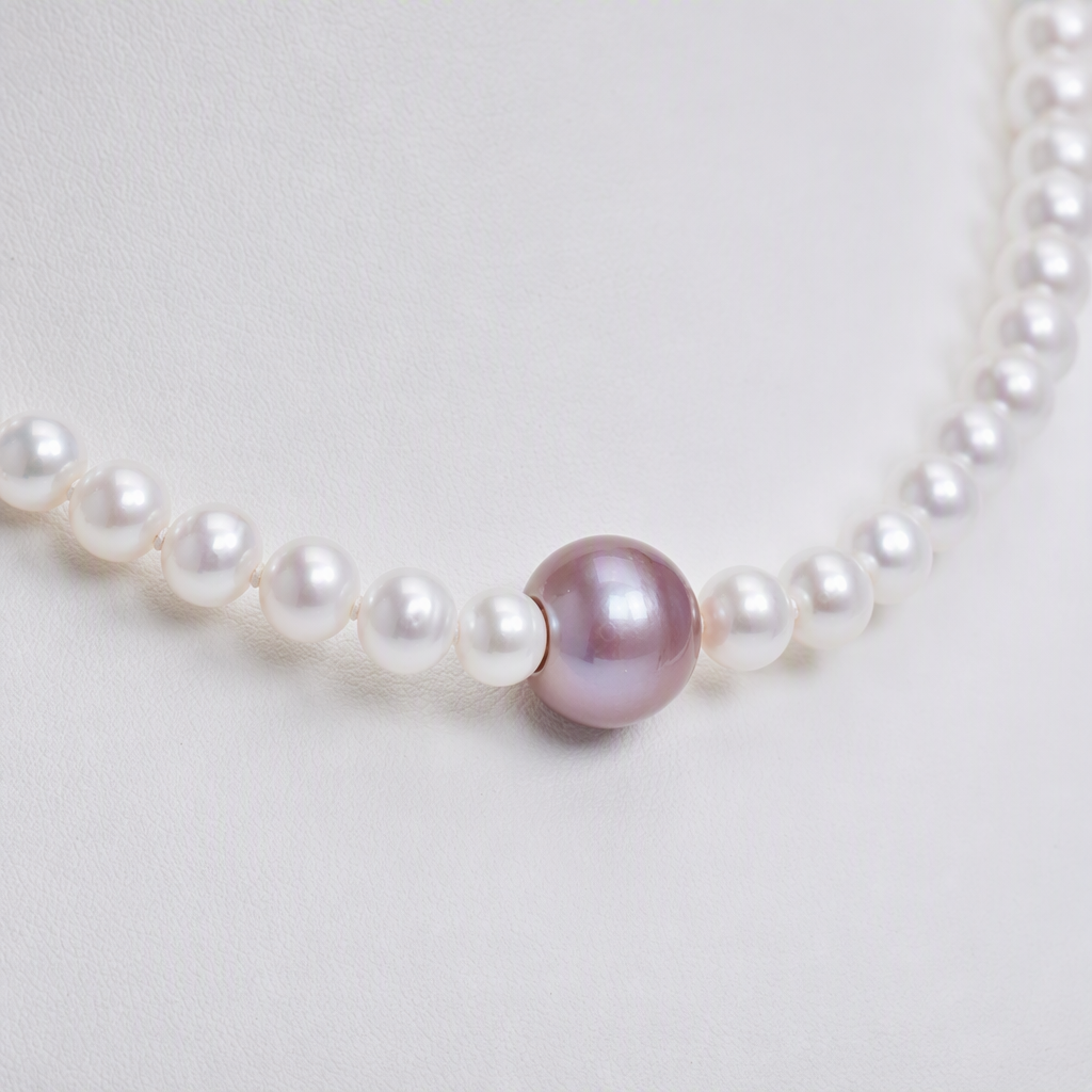 A white pearl necklace with a large violet pearl in the center is an elegant and fashionable gift for women Application Scenario