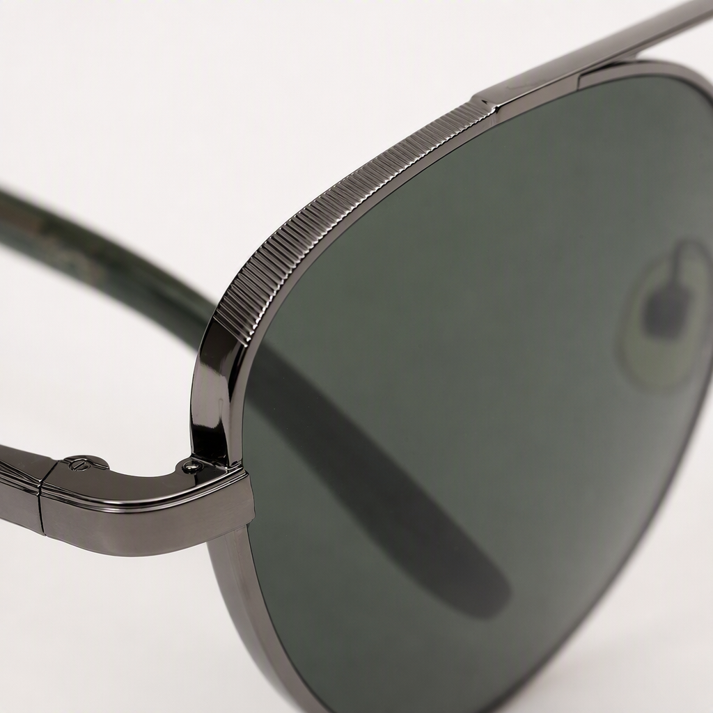 Fashionable polarized sunglasses for men drivers, UV-resistant black pilot style, trendy and casual Application Scenario