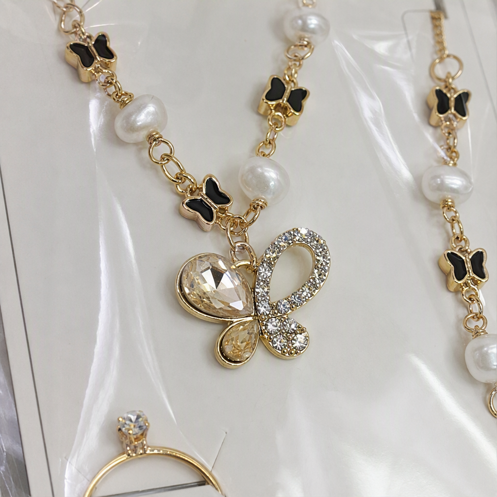The golden butterfly element fashion jewelry set is a simple, elegant and stylish accessory. It is a trendy and versatile gift for women Application Scenario