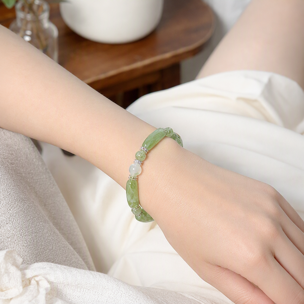 Natural green jade bracelet, a fashionable and simple bracelet, is a perfect gift accessory for both men and women details Picture