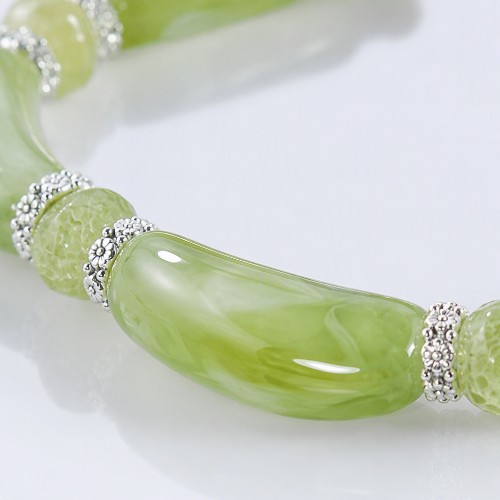 Natural green jade bracelet, a fashionable and simple bracelet, is a perfect gift accessory for both men and women Application Scenario