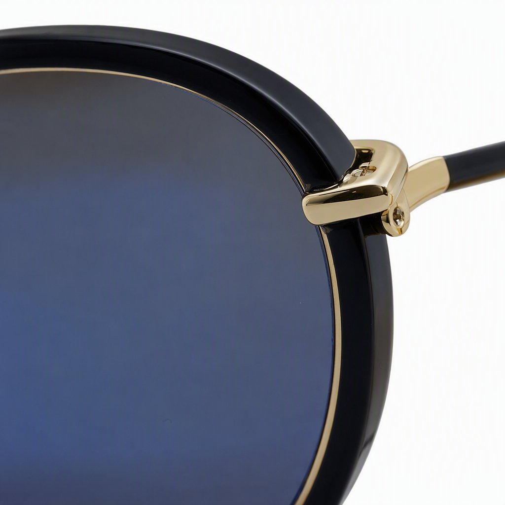 Fashionable golden fine-beam blue gradient lens polarized sunglasses with black frames, trendy and casual for both men and women Application Scenario