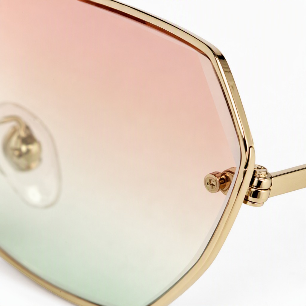 Golden-framed gradient lens fashionable sunglasses, UV-blocking polarized sunglasses for both men and women, trendy and versatile Application Scenario