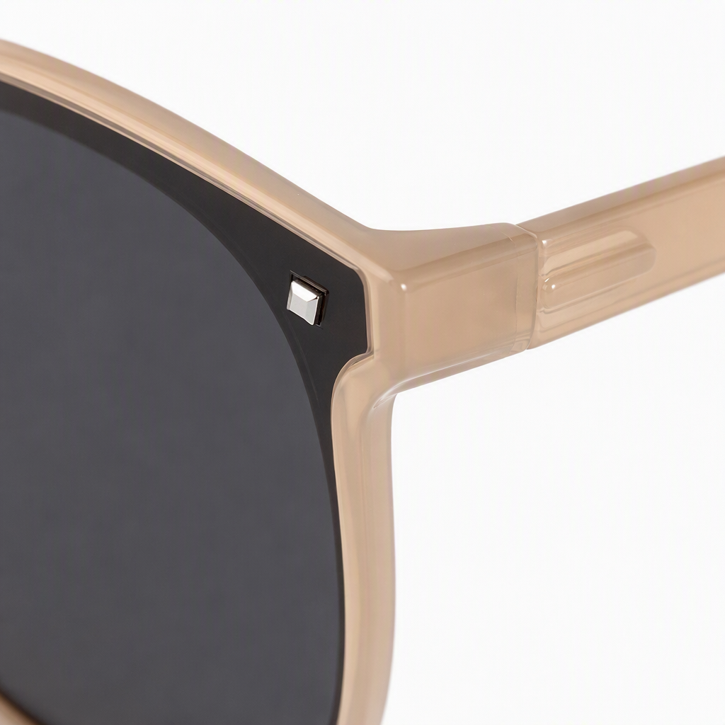 Fashionable cream-gray polarized sunglasses, trendy sunglasses for men and women, UV-protective casual sunglasses accessories Application Scenario