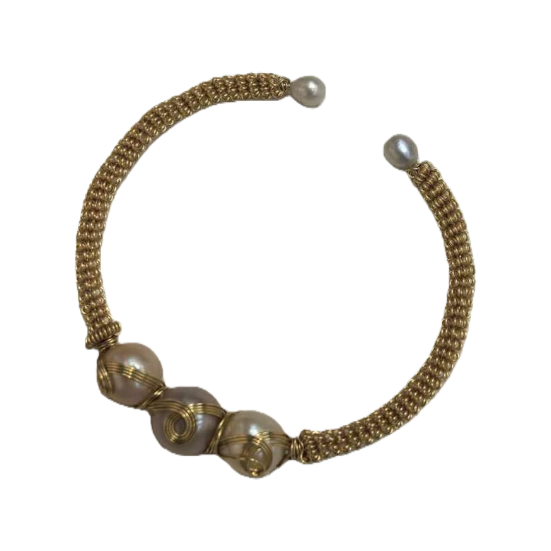 A simple and elegant ladies' bracelet gift featuring a golden woven bracelet paired with pearl fashion jewelry Item Picture