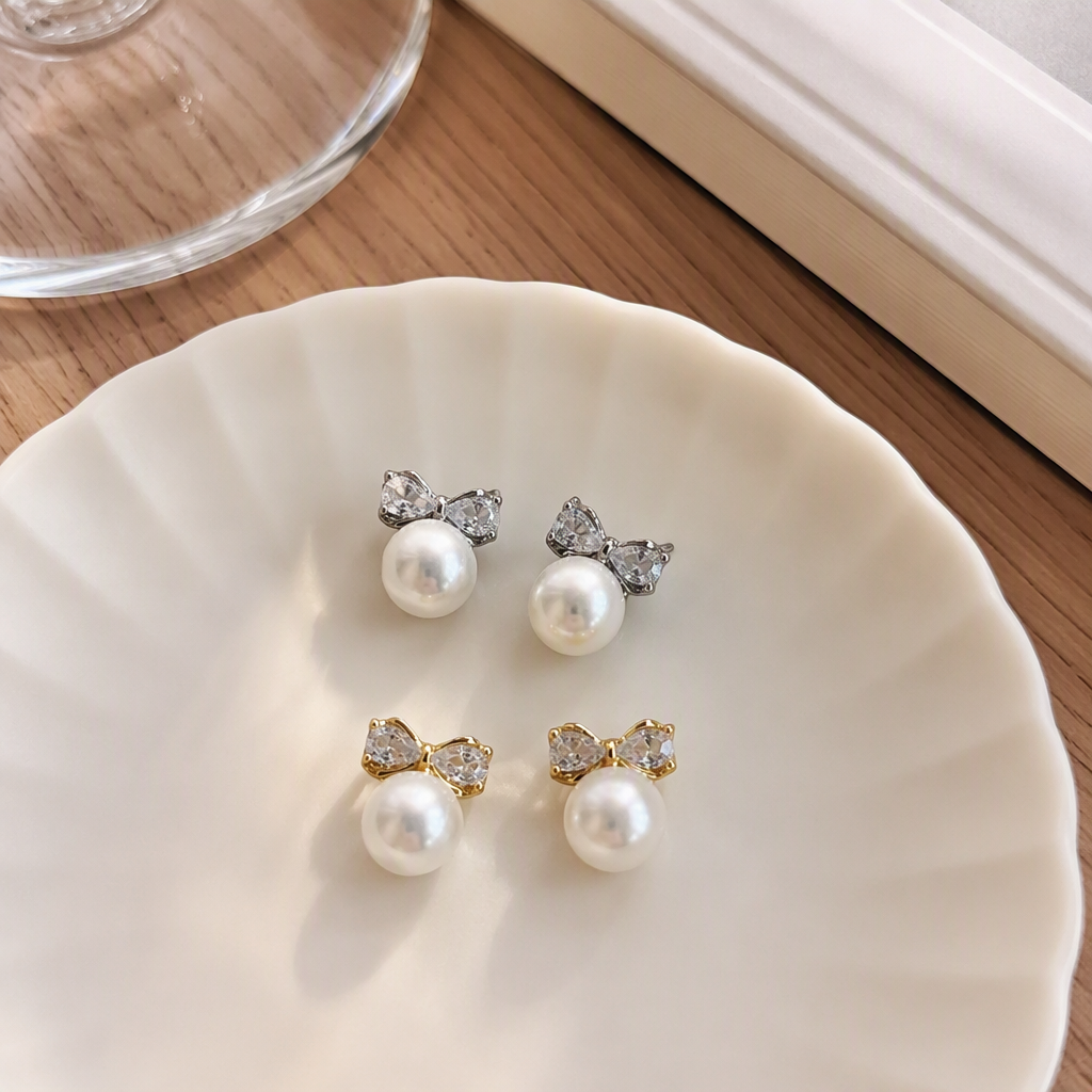 The white jewelry box with pearl bow stud earrings is a simple and versatile accessory for elegant girls as a gift details Picture