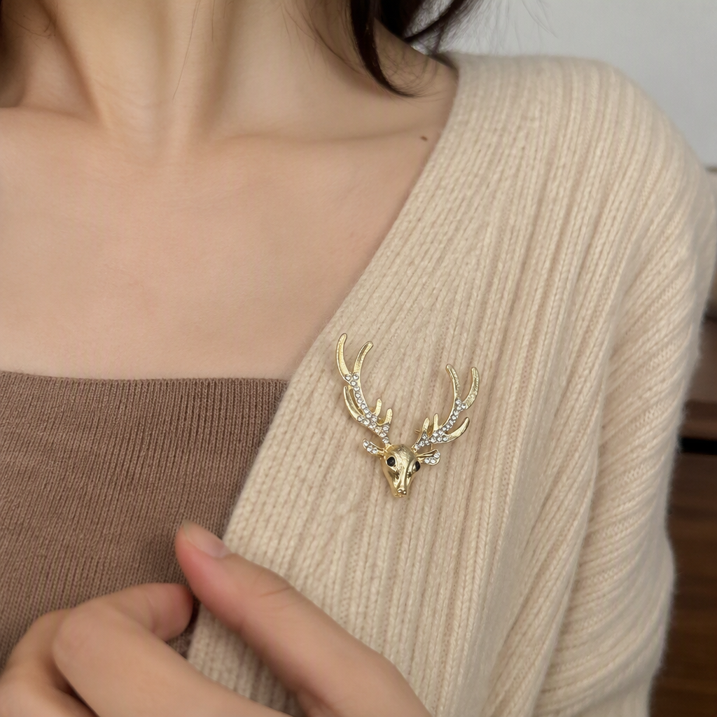 Golden deer-shaped brooch, a fashionable and simple metal accessory, is elegant and versatile, and can be collected as a gift details Picture