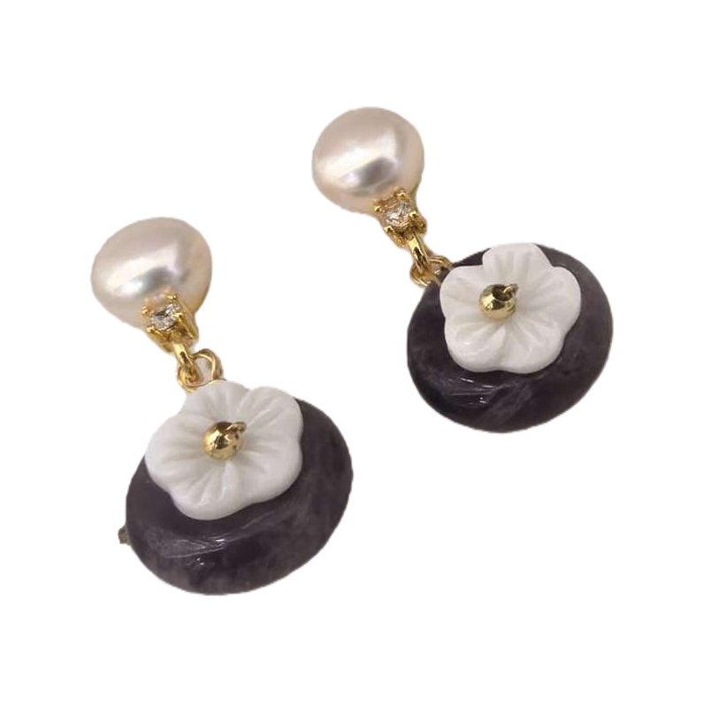 The purple and white flower pearl earrings in the white jewelry box are fashionable, elegant and versatile, making them an excellent gift Item Picture