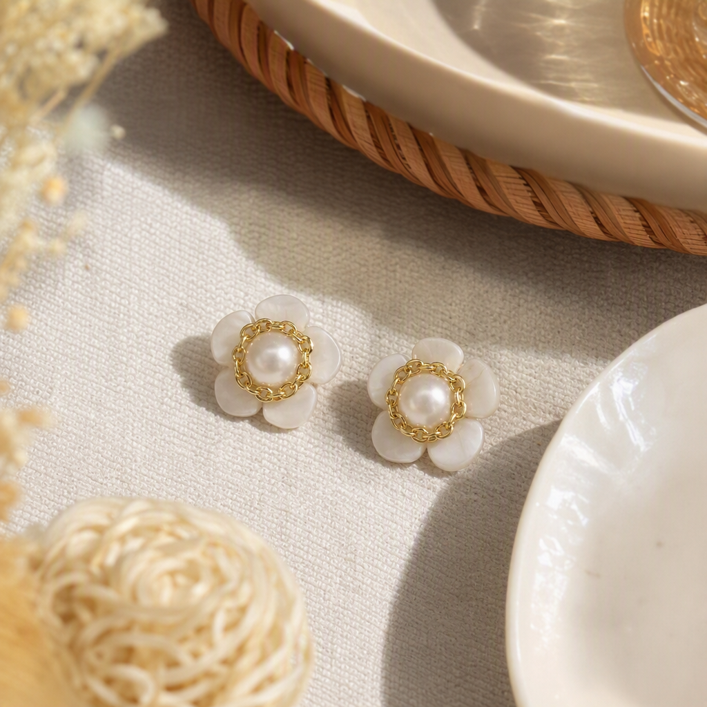 The flower-shaped pearl earrings in the white stud box are simple and elegant. It is a gift box of earrings and accessories for women details Picture