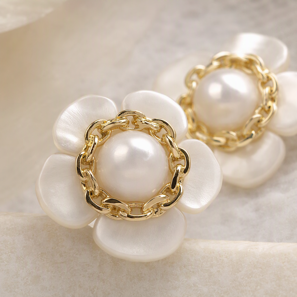 The flower-shaped pearl earrings in the white stud box are simple and elegant. It is a gift box of earrings and accessories for women Application Scenario