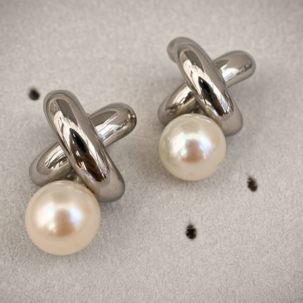 Fashionable silver stud earrings paired with pearl, simple and elegant ladies' earrings, versatile earrings, trendy styles Application Scenario
