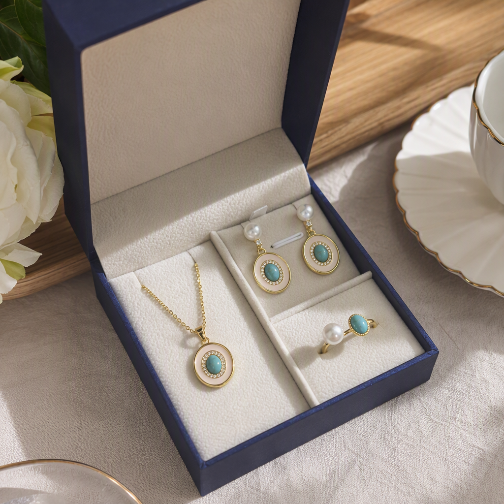 The blue gift box is equipped with a white velvet tray, golden gem-encrusted pearl jewelry set, necklace, earrings and ring, featuring an elegant and exquisite packaging design details Picture