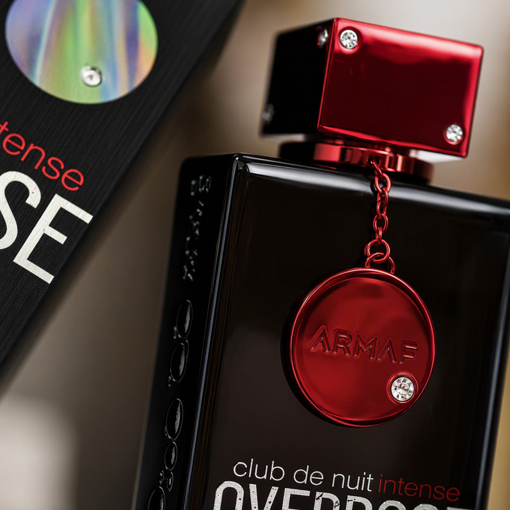 A classic and versatile gift set with a fashionable black packaging box, a red bottle cap perfume bottle and a white card gift box Application Scenario