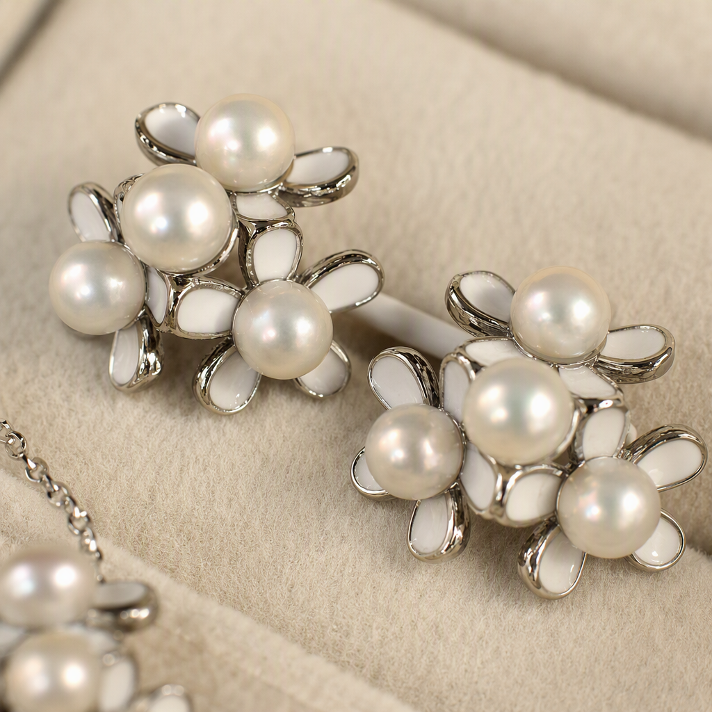 Blue gift box, pearl flower necklace, stud set, white padding, exquisite and fashionable gift choice Application Scenario