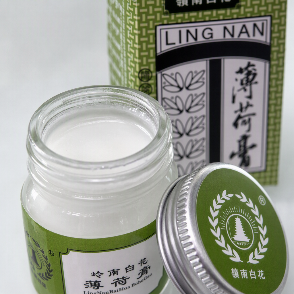 Lingnan White Flower Mint Ointment, green packaging, two bottles and two boxes, printed silver caps, refreshing, invigorating, soothing the throat and protecting the taste Application Scenario