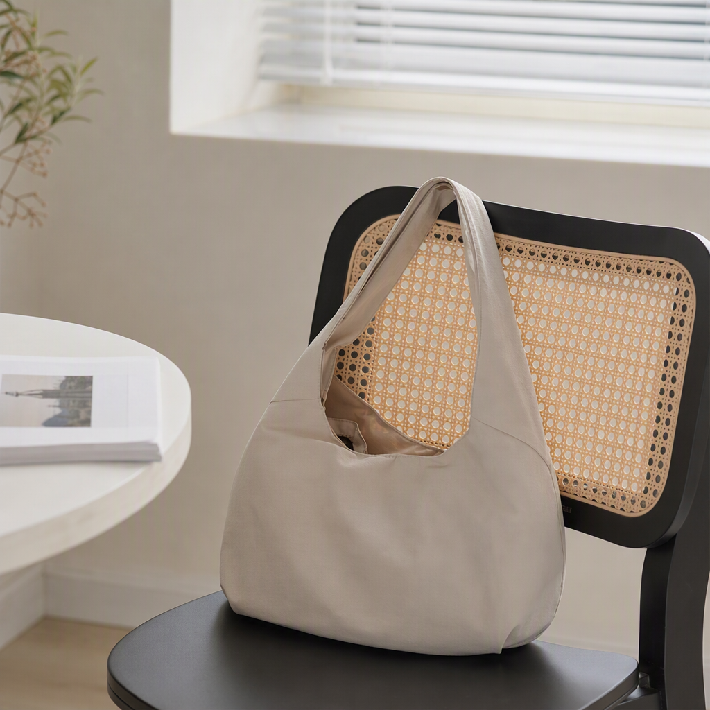 White polka dot tote bag, hand and shoulder, casual and versatile, large-capacity trendy women's bag, simple and fashionable shopping bag. 141426959 details Picture