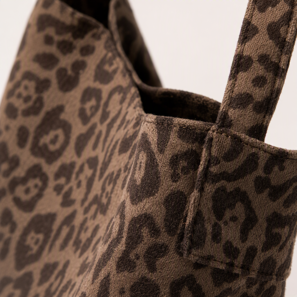 White polka dot tote bag, hand and shoulder, casual and versatile, large-capacity trendy women's bag, simple and fashionable shopping bag. 141016416 Application Scenario