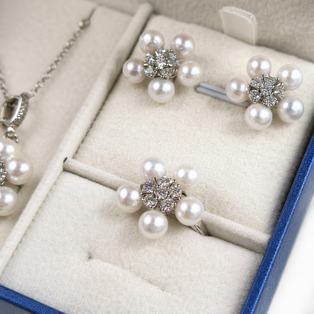 Blue gift box, pearl and diamond flower-shaped jewelry set, necklace, stud and ring, elegant and fashionable gift choice Application Scenario