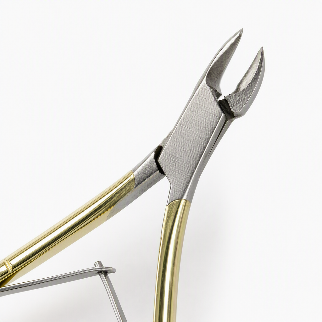 Golden nail pliers, nail trimming tools, nail clippers, nail trims, nail care supplies, suitable for adults and children, durable and portable Application Scenario
