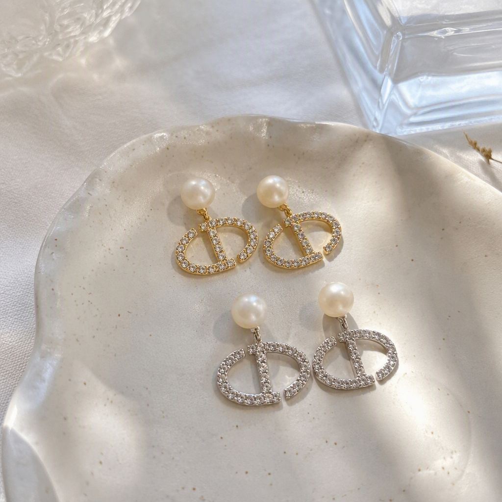White jewelry box pearl and diamond earrings are fashionable, elegant and exquisite gift jewelry accessories details Picture
