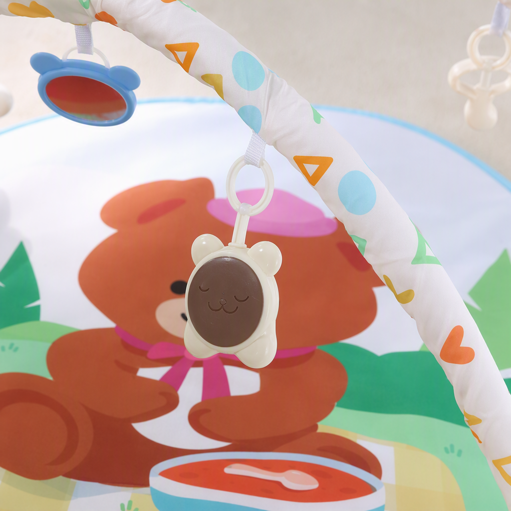 Estera de juego de bebé colorida con soporte de arco rosa oso picnic patrón redondo para niños escalada estera con juguetes dispersos bola de color Application Scenario