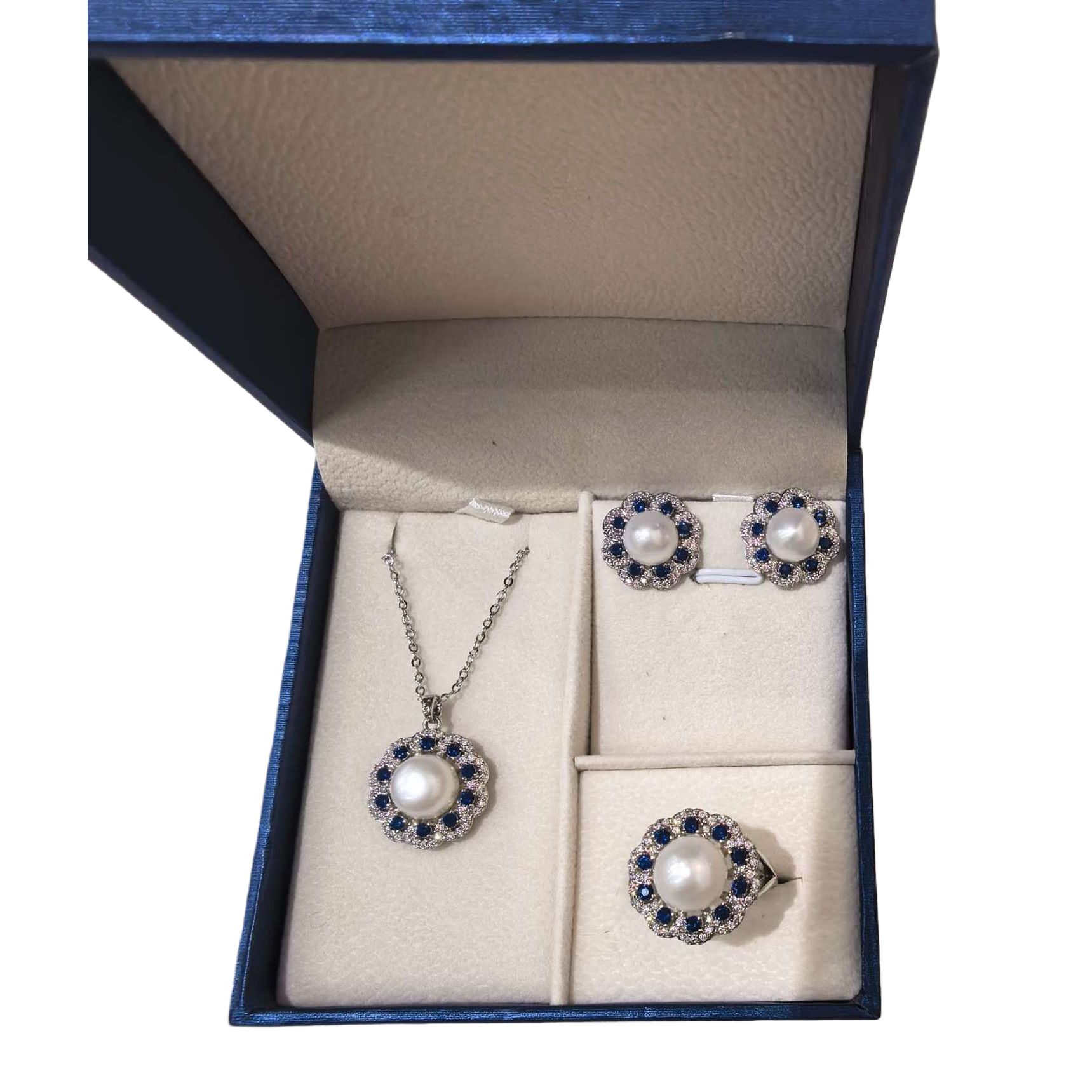 مجموعة من أكاليل اللؤلؤ من علب الهدايا الزرقاء Item Picture