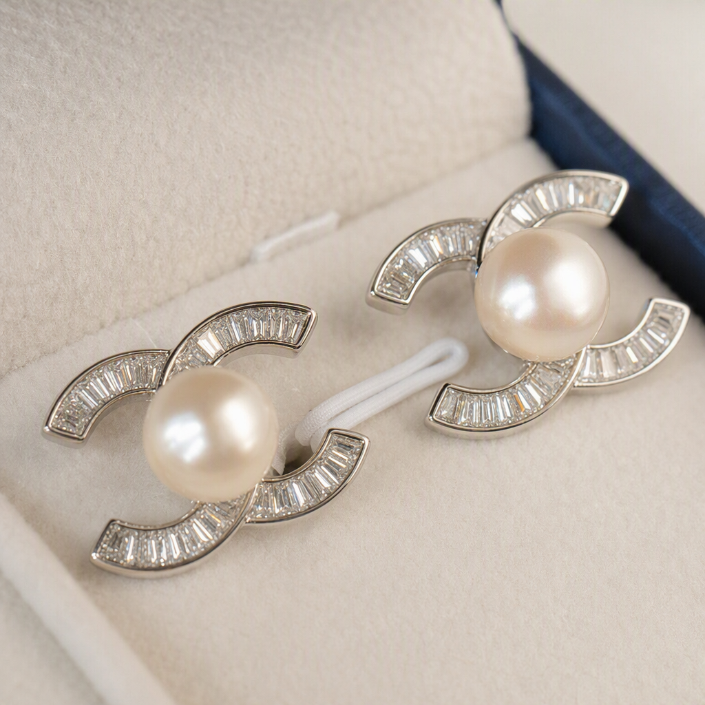 Fashionable silver double C pearl stud earrings, simple and versatile, elegant earrings for women, gift matching, elegant style Application Scenario