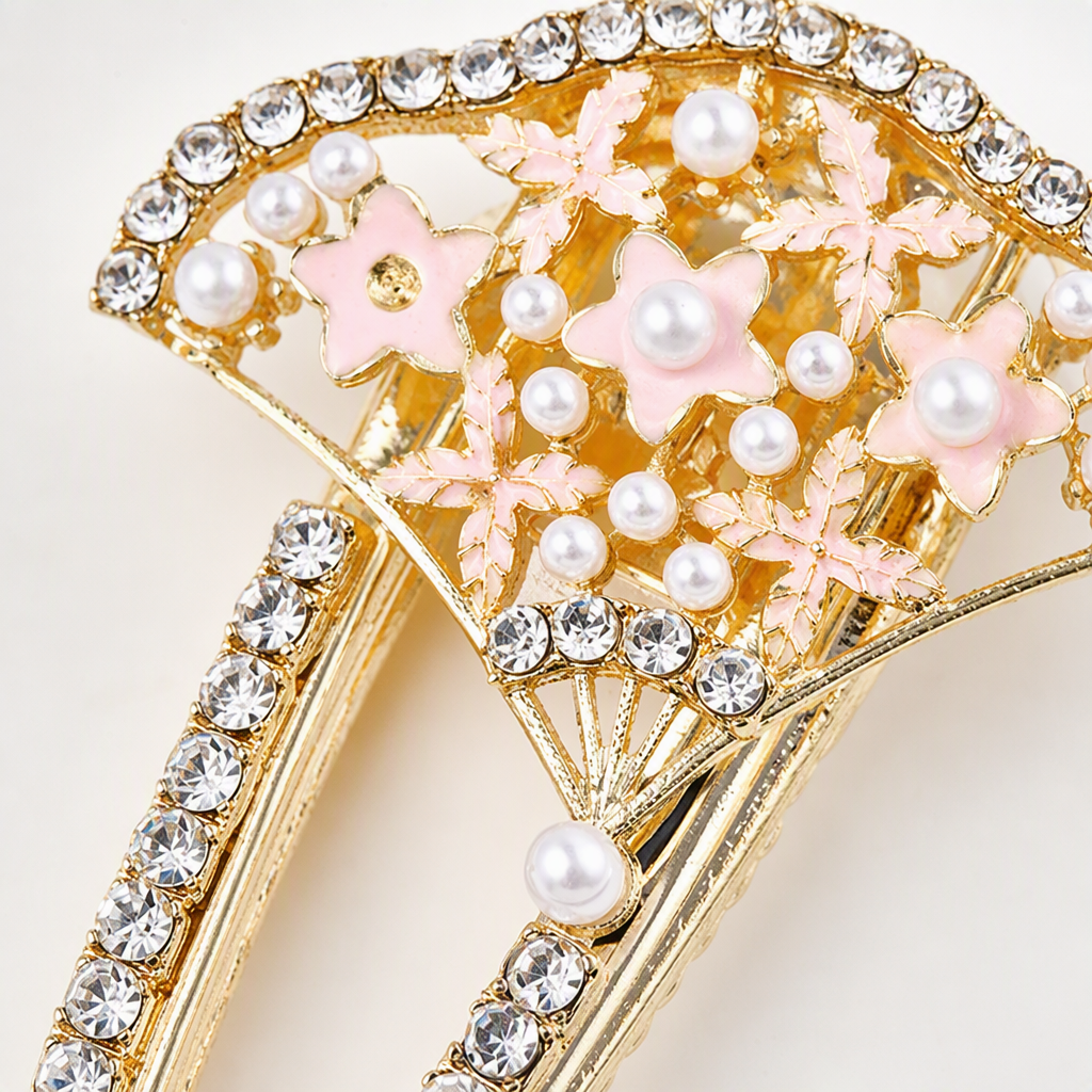 Luxurious golden diamond-encrusted fan-shaped hair clip, fashionable hair accessory, hairstyle decoration, hair clip, hair accessory for women Application Scenario