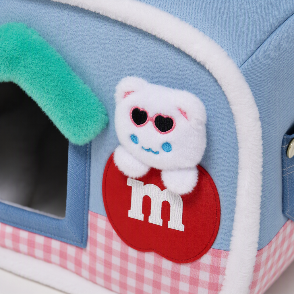 Nido de mascotas azul con techo verde rojo y blanco borde inferior a cuadros blanco borde de peluche gafas de sol oso muñeco rojo M logo top manija mascota descanso nido Application Scenario