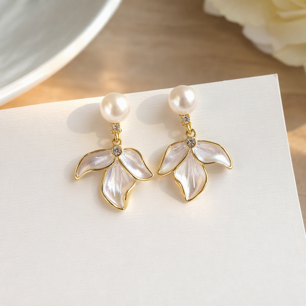 White jewelry storage box, pearl leaf-shaped earrings, simple, elegant and fashionable accessory gift box details Picture