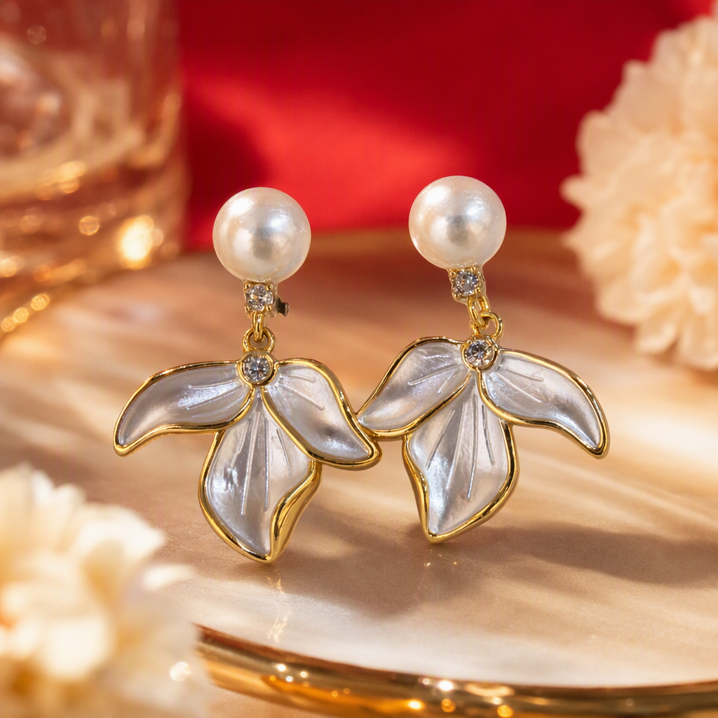 White jewelry storage box, pearl leaf-shaped earrings, simple, elegant and fashionable accessory gift box Specification image