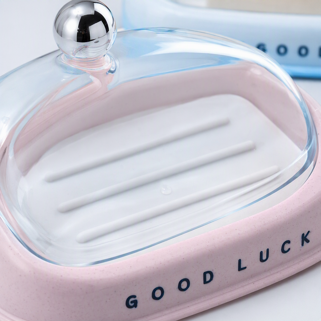 【CL】26Q1#6984 Pink and blue dual-color soap box, ceramic lid, metal handle, placed on checkered tiles, soap drainage storage rack, toothbrush and towel ornaments Specification image