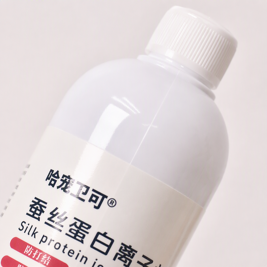 Ha Chong Wei Ke Silk Protein Ionized Water Pet Care Products in pink and white color bottles, soft and nourishing for pets Application Scenario