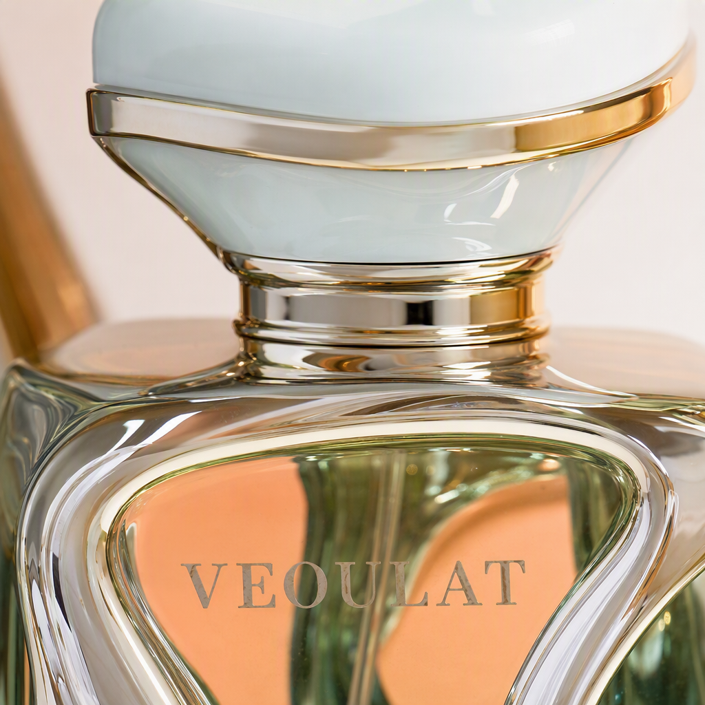 The silver streamlined bottle of the women's perfume has a long-lasting, delicate and charming aroma Application Scenario