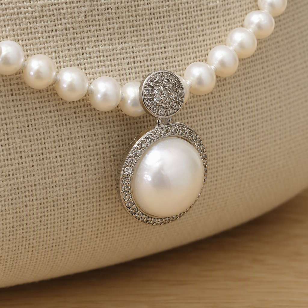 Elegant white pearl necklace, fashionable, simple and versatile, a classic jewelry accessory for gifting Application Scenario