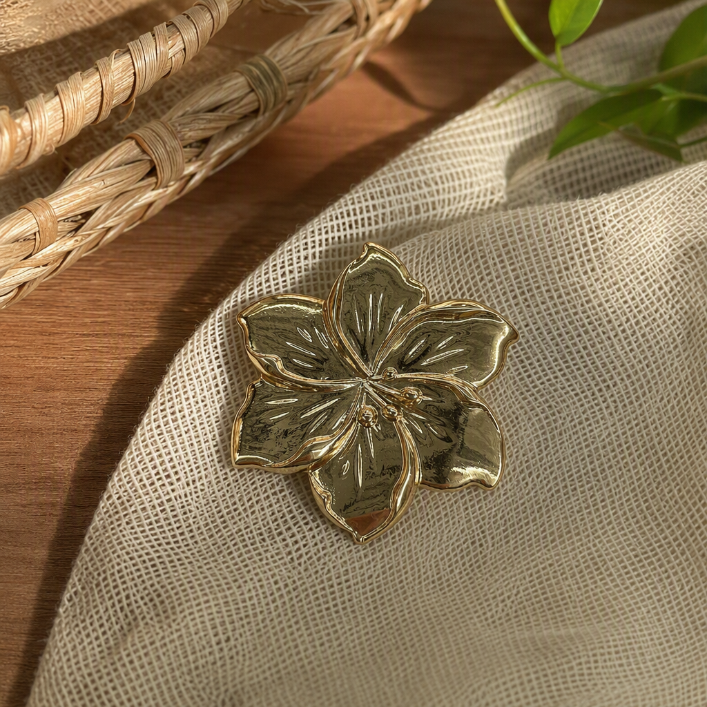 Golden five-petal flower-shaped silk scarf buckle, fashionable, elegant and unique, ladies' accessory gift decorative buckle, new flower-shaped metal decorative buckle, swimsuit buckle, swimsuit button, wearing strap restraint buckle, shoulder buckle, chest connection buckle accessory details Picture