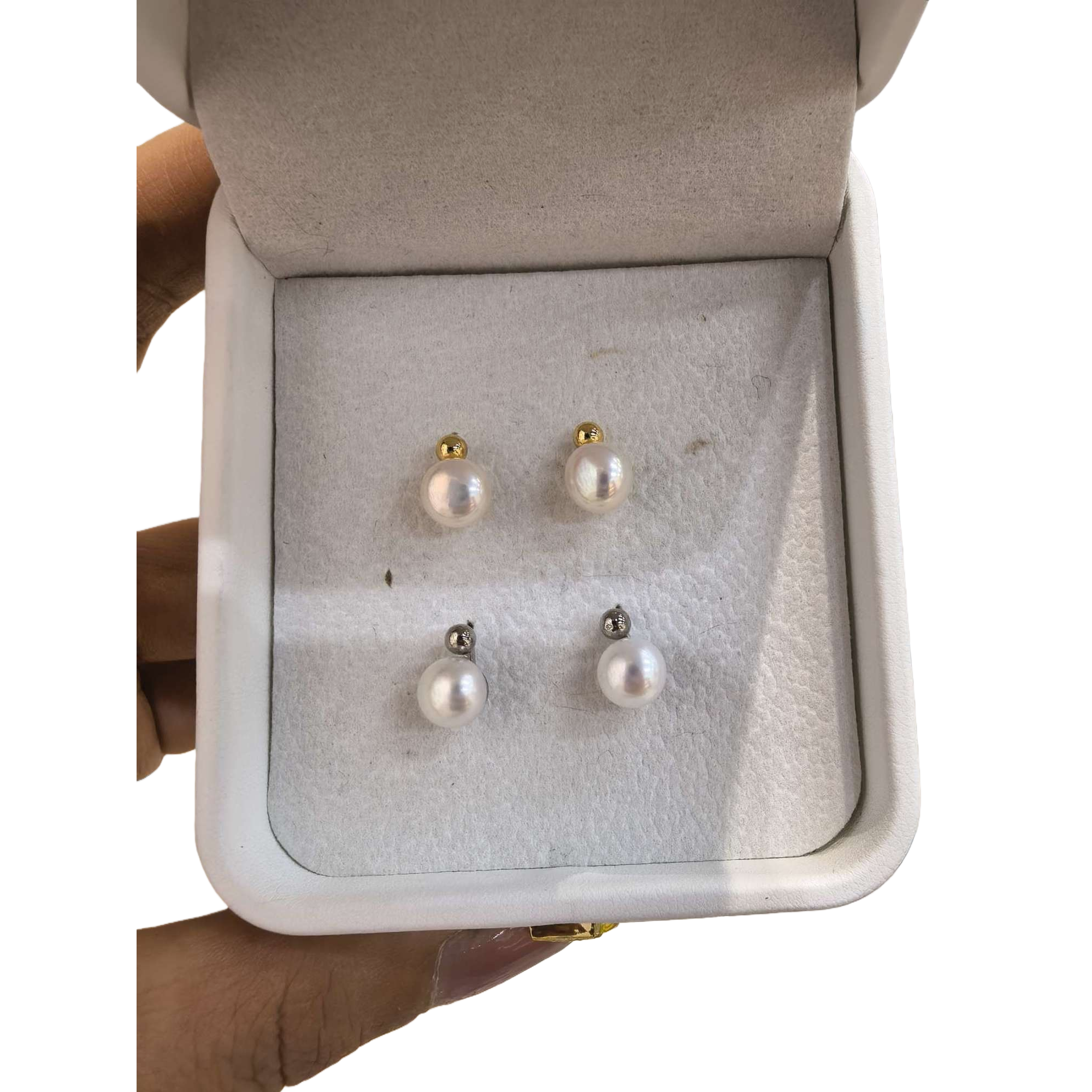 The white jewelry box features four pearl stud earrings, a gold and silver base, and an upper and lower row design. It is simple and fashionable for storing accessories and gifts Item Picture